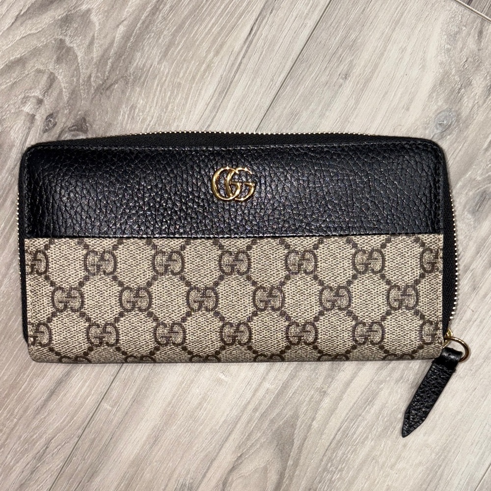 Gucci Black Leather and Beige GG Supreme Zip Wallet with Gold Hardware